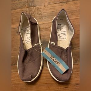 NWT Girls brown TOMS. Size 12M